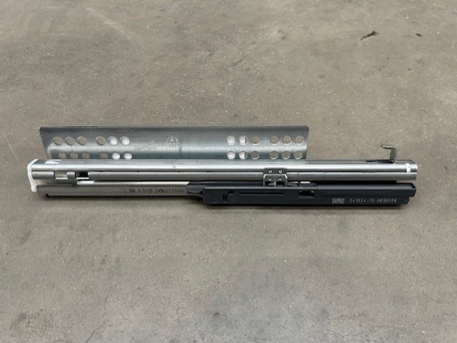 Skuffeuttrekk venstre. 260 mm m/snapper 4504301019